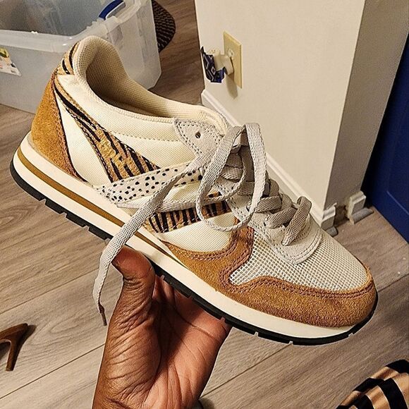 Gold  - Picture 3 of 12